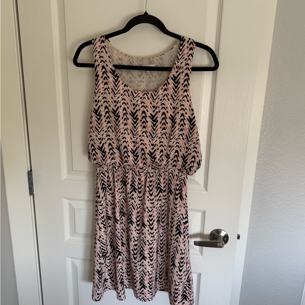 Chic Pink and Black Patterned Dress
